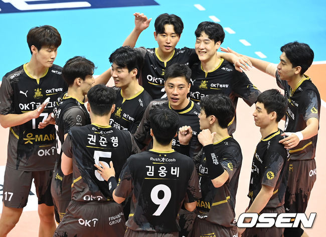 경기를 마치고 OK금융그룹 선수들이 승리의 기쁨을 나누고 있다. 21.08.16/rumi@osen.co.kr
