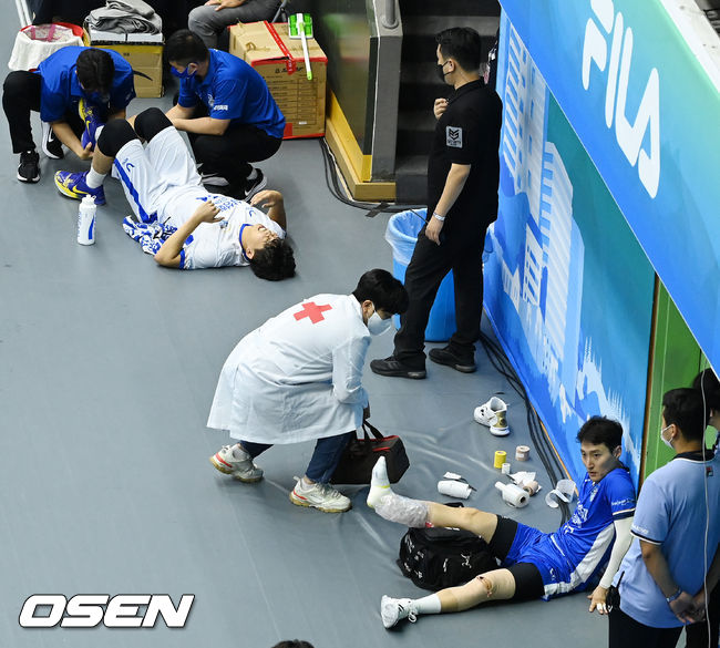 1세트 삼성화재 신동광과 정수용이 착지하며 고통을 호소, 교체된 후 치료를 받고 있다. 21.08.16/rumi@osen.co.kr