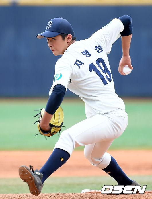 1회초 신일고 지명성이 마운드에 올라 힘차게 공을 뿌리고 있다./ks0919@osne.co.kr
