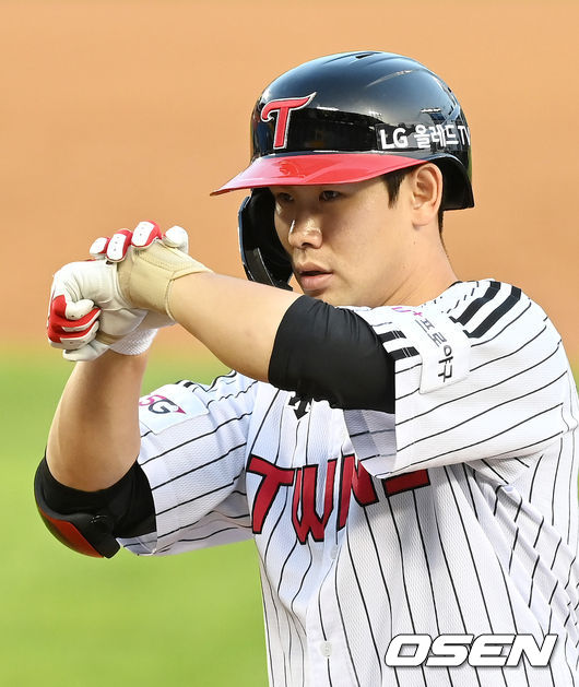 3회말 LG 선두타자 홍창기가 중전 안타를 날린 뒤 세리머니를 하고 있다. 2021.08.14 /cej@osen.co.kr