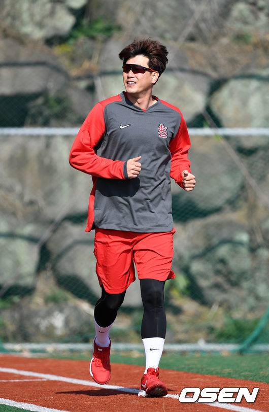 개인 훈련을 위해 SK 와이번스 전지훈련장을 찾은 세인트루이스 김광현이 러닝을 하고 있다. /sunday@osen.co.kr