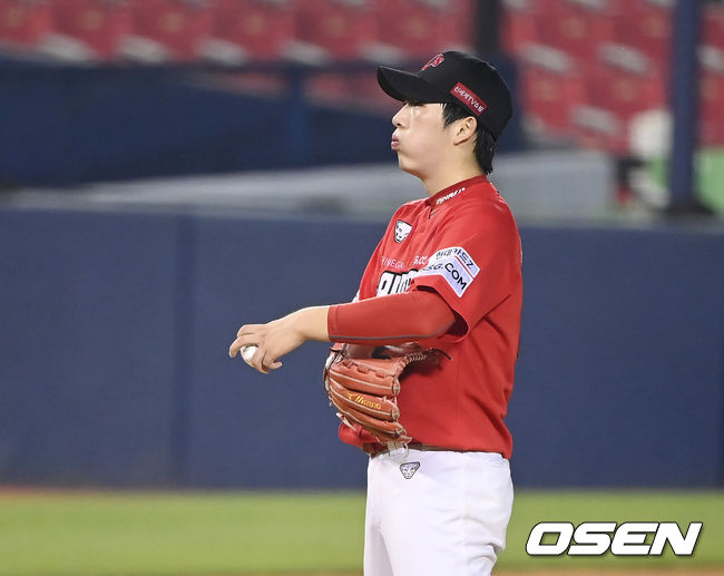 4회말 1사 2루 SSG 오원석이 LG 이형종에게 투런 홈런을 허용한 뒤 숨을 고르고 있다. 2021.08.11/ youngrae@osen.co.kr