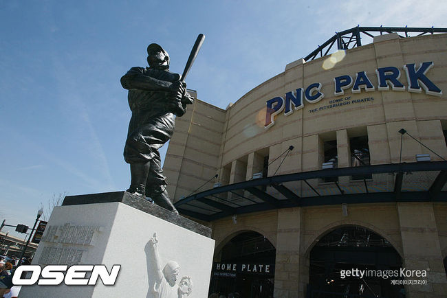 [사진] PNC 파크 앞에 세워진 호너스 와그너의 동상. ⓒGettyimages(무단전재 및 재배포 금지)