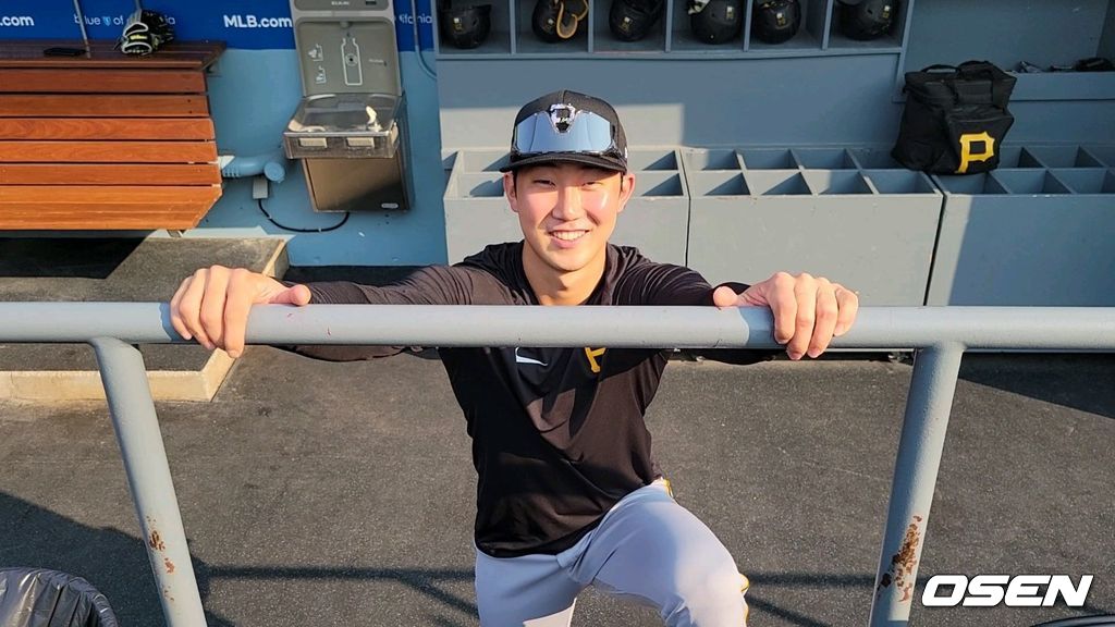 [OSEN=LA , 이사부 통신원] 피츠버그의 박효준이 17일(한국시간) 열린 LA 다저스와의 경기에 앞서 덕아웃에서 간단히 취재진과 인터뷰를 하고 있다. /lsboo@osen.co.kr