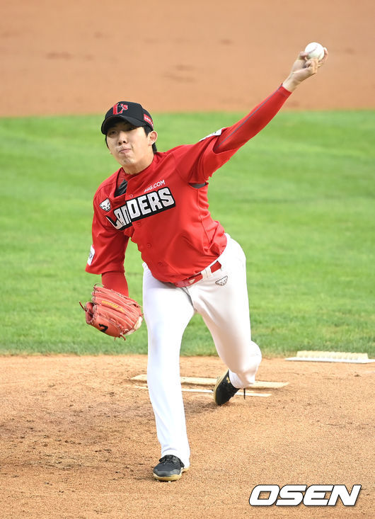11일 서울 잠실야구장에서 ‘2021 신한은행 SOL KBO 리그’ LG 트윈스와 SSG 랜더스의 경기가 열렸다.1회말 SSG 오원석이 역투하고 있다. 2021.08.11/ youngrae@osen.co.kr