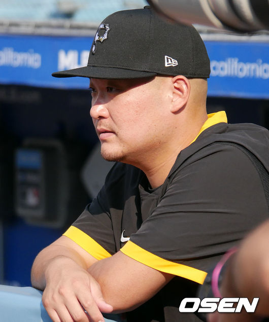 [OSEN=LA, 이사부 통신원]다저스에서 방출되며 피츠버그로 이적한 일본인 타자 쓰쓰고 요시토모가 더그아웃에서 훈련을 지켜보고 있다. /lsboo@osen.co.kr