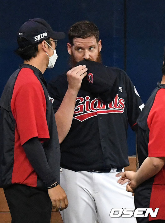 3일 오후 서울 고척스카이돔에서 ’2021 신한은행 SOL KBO 리그' 키움 히어로즈와 롯데 자이언츠의 경기가 열렸다.4회말 2사 1,2루에서 롯데 스트레일리가 마운드를 내려가며 코치진과 이야기를 나누고 있다. 2021.06.03 /sunday@osen.co.kr