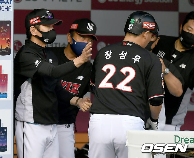 3회초 KT 선두타자 장성우가 솔로 홈런을 날린 뒤 더그아웃에서 이강철 감독의 격려를 받고 있다. 2021.07.01 /ksl0919@osen.co.kr
