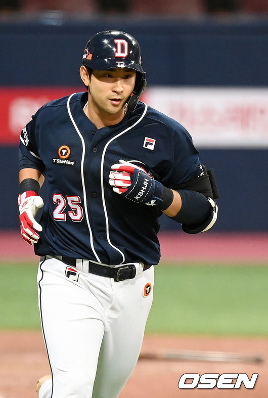 7회초 무사 주자 2루 두산 강승호가 좌월 투런포를 날리고 있다.21.08.13/rumi@osen.co.kr