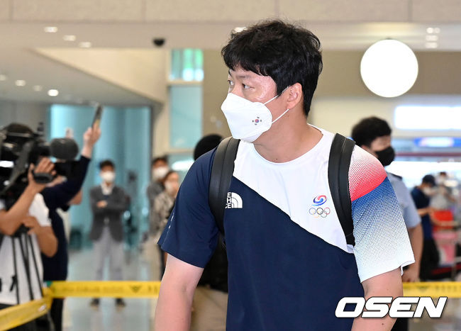 야구대표팀 차우찬이 입국장을 나서고 있다. 2021.08.08 /cej@osen.co.kr