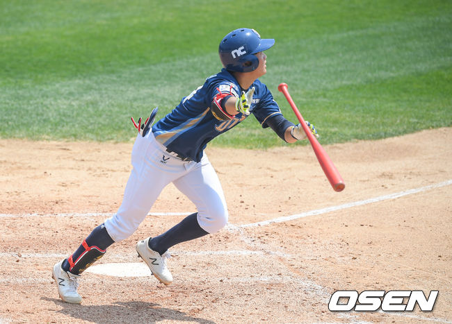 7회초 1사 2,3루 NC 최정원이 희생타를 날리고 있다. / soul1014@osen.co.kr
