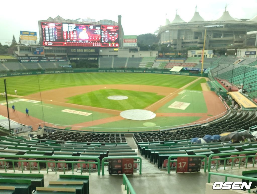 17일 인천SSG랜더스필드에서 열릴 예정이었던 ‘2021 신한은행 SOL KBO리그’ 두 팀의 대결이 지연되고 있다. 경기 전 내리기 시작한 비가 그치지 않고 있다. /knightjisu@osen.co.kr