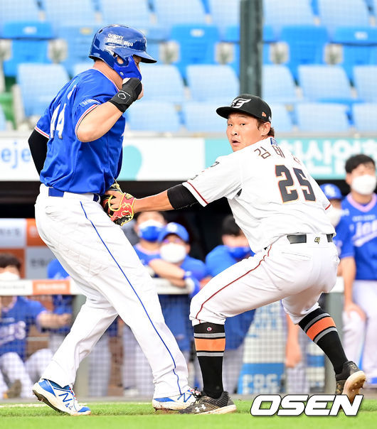 17일 오후 대전 한화이글스파크에서 ‘2021 신한은행 SOL KBO 리그’ 한화 이글스와 삼성 라이온즈의 경기가 열렸다.2회초 1사 2, 3루 한화 3루수 김태연이 삼성 강민호의 내야땅볼 때 런다운에 걸린 3루 주자 오재일을 아웃시키고 있다.  2021.08.17 /ksl0919@osen.co.kr