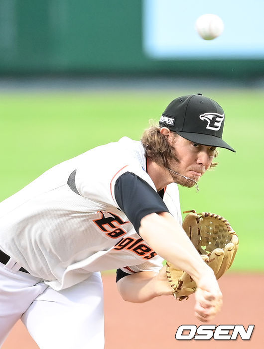 17일 오후 대전 한화이글스파크에서 ‘2021 신한은행 SOL KBO 리그’ 한화 이글스와 삼성 라이온즈의 경기가 열렸다.1회초 한화 선발 킹험이 마운드에 올라 힘차게 공을 뿌리고 있다. 2021.08.17 /ksl0919@osen.co.kr