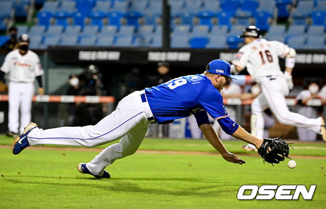 17일 오후 대전 한화이글스파크에서 ‘2021 신한은행 SOL KBO 리그’ 한화 이글스와 삼성 라이온즈의 경기가 열렸다.5회말 2사 만루 한화 하주석의 투수 앞 땅볼 때 삼성 몽고메리가 강민호에게 송구하고 있다. 2021.08.17 