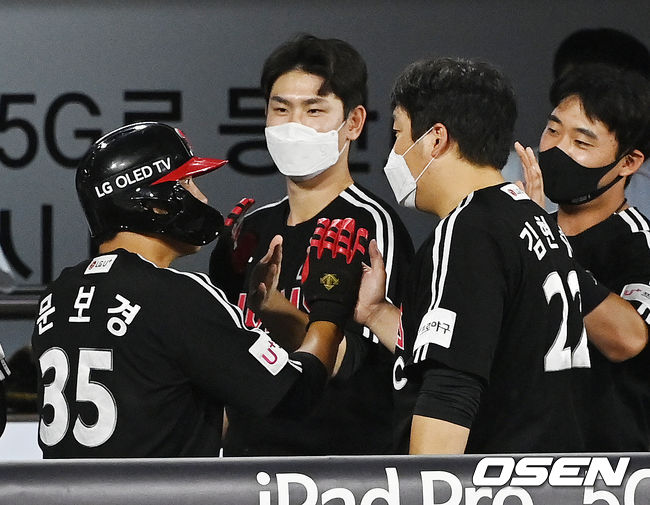 4회초 무사 주자 1루 LG 이형종의 우중간 1타점 적시 2루타때 홈을 밟은 문보경이 덕아웃에서 동료들과 하이파이브를 하고 있다. 21.08.17/rumi@osen.co.kr