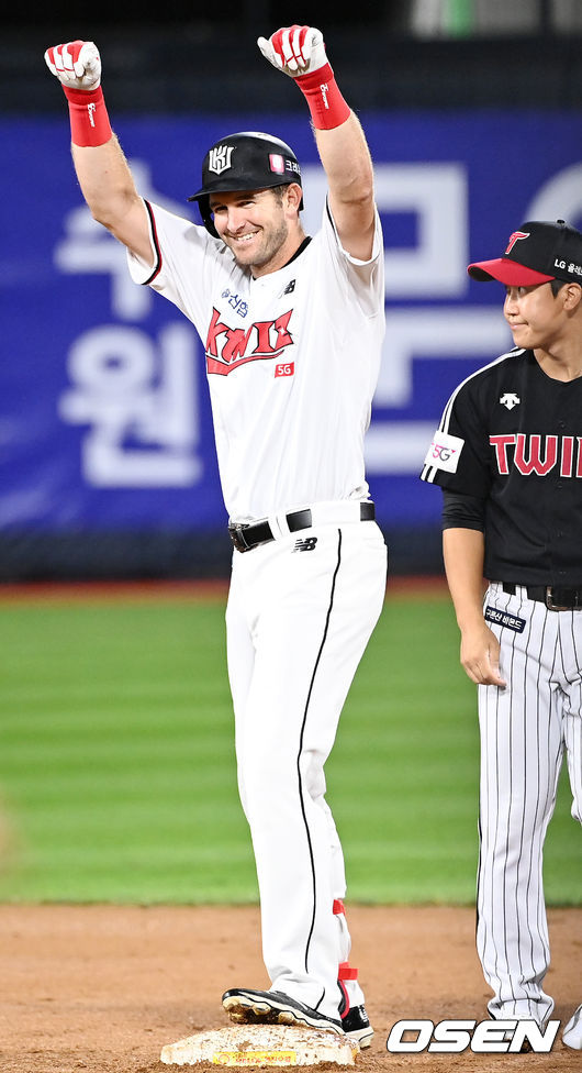 9회말 2사 주자 1,2루 KT 호잉이 중견수 왼쪽 동점 2타점 적시 2루타를 날린 후 2루에서 기뻐하고 있다. 21.08.17/rumi@osen.co.kr
