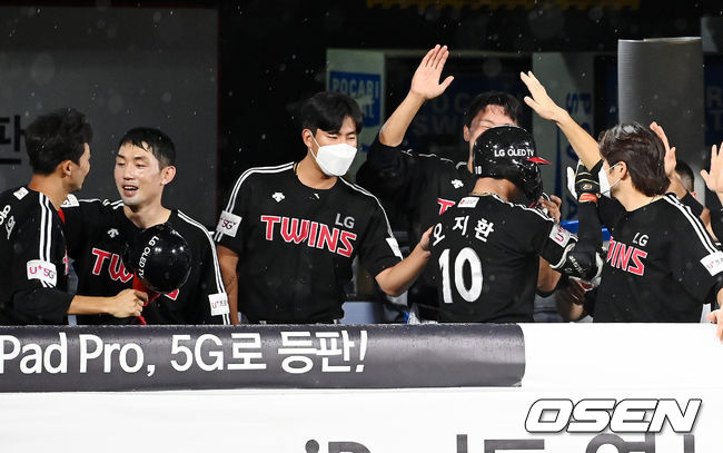 7회초 1사 주자 1루 LG 오지환이 우중월 투런 홈런을 날린 후 덕아웃에서 동료들과 하이파이브를 하고 있다. 21.08.17/rumi@osen.co.kr