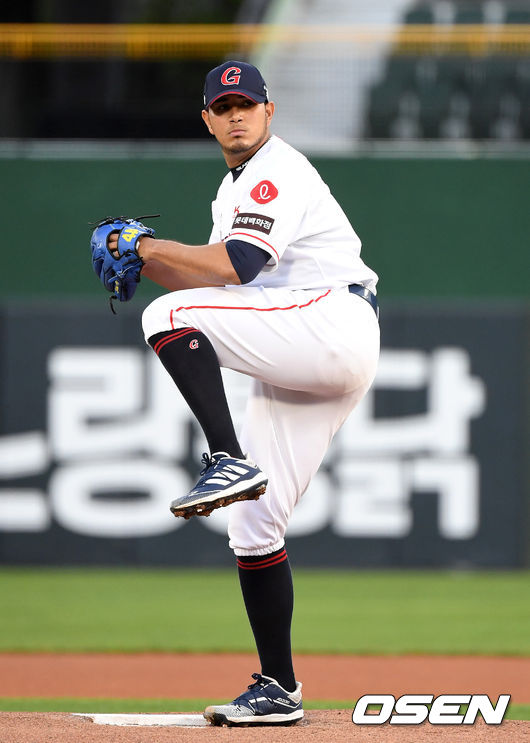 12일 오후 부산 사직야구장에서 ’2021 신한은행 SOL KBO 리그' 롯데 자이언츠와 SSG 랜더스의 경기가 열렸다.1회초 무사에서 롯데 선발투수 프랑코가 역투하고 있다. /sunday@osen.co.kr