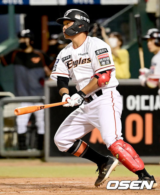 17일 오후 대전 한화이글스파크에서 ‘2021 신한은행 SOL KBO 리그’ 한화 이글스와 삼성 라이온즈의 경기가 열렸다.5회말 2사 2, 3루 한화 김태연이 역전 2타점 적시타를 날리고 있다. 2021.08.17 /ksl0919@osen.co.kr