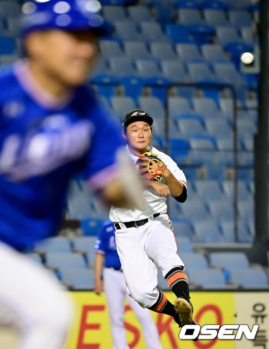 17일 오후 대전 한화이글스파크에서 ‘2021 신한은행 SOL KBO 리그’ 한화 이글스와 삼성 라이온즈의 경기가 열렸다.6회초 1사 삼성 김헌곤의 내야안타 때 한화 3루수 김태연이 러닝 스로를 하고 있다. 주자 1루 세이프. 2021.08.17