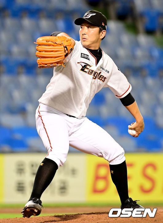 17일 오후 대전 한화이글스파크에서 ‘2021 신한은행 SOL KBO 리그’ 한화 이글스와 삼성 라이온즈의 경기가 열렸다.9회초 한화 정우람이 마운드에 올라 힘차게 공을 뿌리고 있다. 2021.08.17 /ksl0919@osen.co.kr