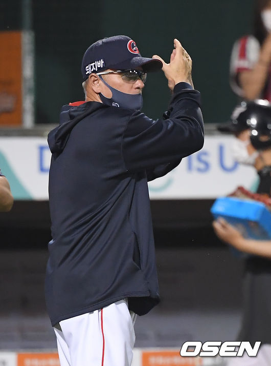 경기종료 후 롯데 서튼 감독이 팬들 향해 박수를 치며 인사를 하고 있다.  21.06.17  / soul1014@osen.co.kr