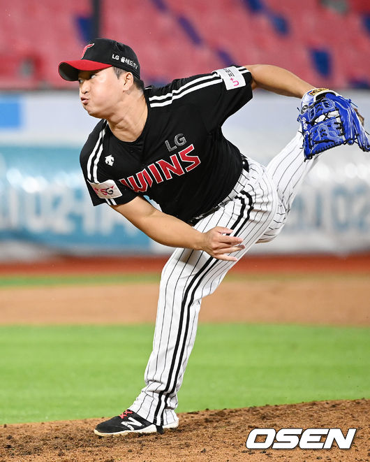 9회말 마운드에 오른 LG 고우석이 힘차게 공을 뿌리고 있다. 21.08.17/rumi@osen.co.kr