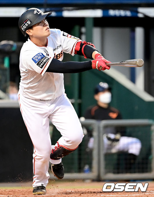 17일 오후 대전 한화이글스파크에서 ‘2021 신한은행 SOL KBO 리그’ 한화 이글스와 삼성 라이온즈의 경기가 열렸다.3회말 1사 한화 장지승이 솔로 홈런을 날리고 있다. 2021.08.17 /ksl0919@osen.co.kr