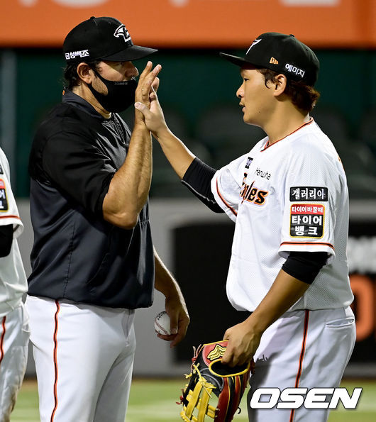 한화가 삼성을 4연패에 빠뜨리며 후반기 첫 승을 신고했다. 한화는 17일 대전 한화생명이글스파크에서 열린 2021 신한은행 SOL KBO리그 삼성과의 홈경기를 4-2로 승리했다.경기 종료 후 한화 수베로 감독과 김태연이 하이파이브를 하고 있다. 2021.08.17