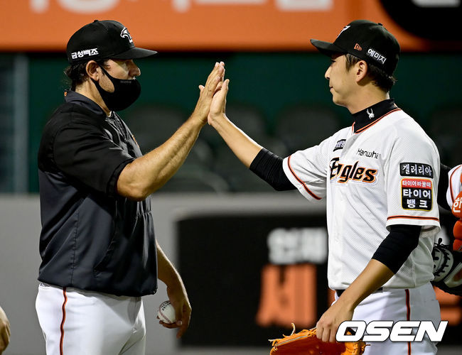 한화가 삼성을 4연패에 빠뜨리며 후반기 첫 승을 신고했다. 한화는 17일 대전 한화생명이글스파크에서 열린 2021 신한은행 SOL KBO리그 삼성과의 홈경기를 4-2로 승리했다.경기 종료 후 한화 수베로 감독과 정우람이 하이파이브를 하고 있다. 2021.08.17 /ksl0919@osen.co.kr