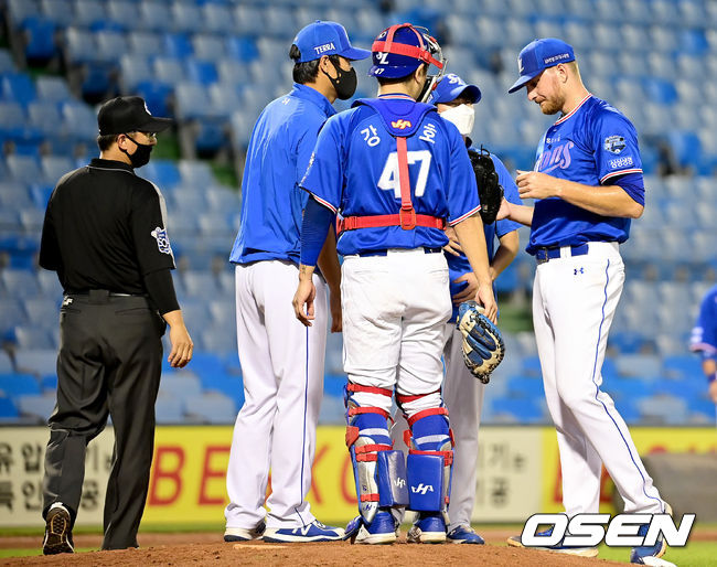 3회말 2사 2, 3루 한화 하주석의 몸에 맞는 볼 때 삼성 선발 몽고메리가 비디오 판독을 요청하고 있다. 판독 결과는 몸에 맞는 볼. 2021.08.17 /ksl0919@osen.co.kr