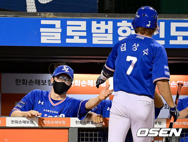 17일 오후 대전 한화이글스파크에서 ‘2021 신한은행 SOL KBO 리그’ 한화 이글스와 삼성 라이온즈의 경기가 열렸다.4회초 1사 만루 삼성 김상수가 중견수 희생플라이로 타점을 올린 뒤 더그아웃에서 허삼영 감독과 하이파이브를 하고 있다. 2021.08.17 /ksl0919@osen.co.kr