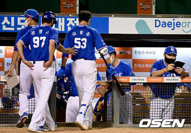 한화가 삼성을 4연패에 빠뜨리며 후반기 첫 승을 신고했다. 한화는 17일 대전 한화생명이글스파크에서 열린 2021 신한은행 SOL KBO리그 삼성과의 홈경기를 4-2로 승리했다.경기 종료 후 삼성 라이온즈 선수들이 아쉬워하고 있다. 2021.08.17