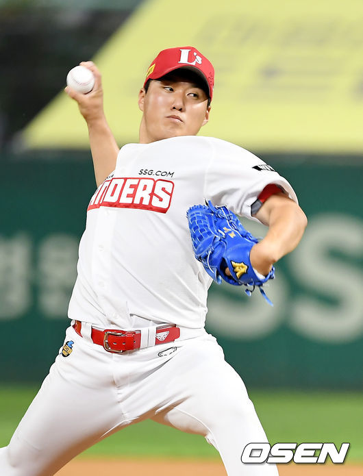 1일 오후 인천SSG 랜더스필드에서 ‘2021 신한은행 SOL KBO리그’ SSG 랜더스와 삼성 라이온즈의 경기가 열렸다.6회초 무사 SSG 최민준이 역투하고 있다. 2021.07.01/youngrae@osen.co.kr