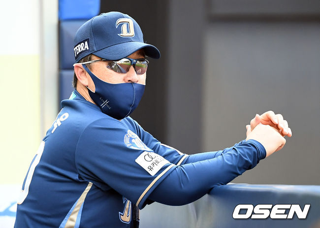 NC 이동욱 감독이 더그아웃에서 경기를 지켜보고 있다. 2021.06.13 /cej@osen.co.kr