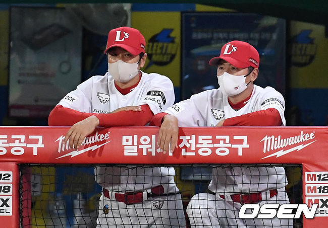 10일 오후 인천 SSG 랜더스필드에서 SSG 랜더스와 한화 이글스의 경기가 열렸다.9회초 SSG 김원형 감독이 더그아웃에서 경기를 바라보고 있다. 2021.07.10 /sunday@osen.co.kr