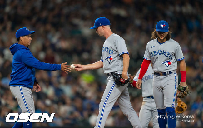 [사진] 찰리 몬토요(왼쪽) 토론토 감독이 트레버 리차즈를 교체하고 있다. 2021.08.15 ⓒGettyimages(무단전재 및 재배포 금지)