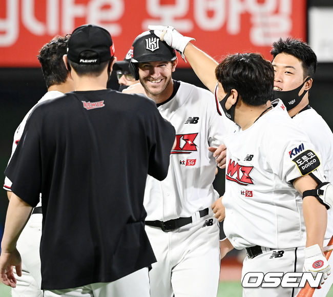 17일 LG전 9회말 2사 1,2루에서 동점 2타점 2루타를 때린 KT 호잉이 경기를 마치고 축하를 받고 있다. 21.08.17 /rumi@osen.co.kr
