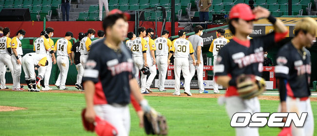 양 팀 선수들이 인사한 뒤 그라운드를 나서고 있다. 2021.08.14 / dreamer@osen.co.kr