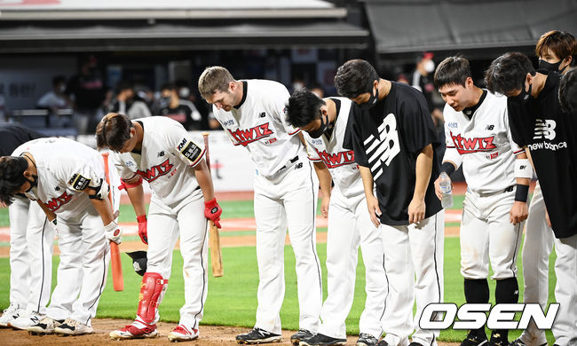 경기를 마치고 KT 선수들이 인사를 하고 있다. 21.08.17/rumi@osen.co.kr