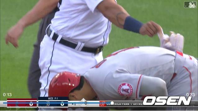 [사진] 18일(한국시간) 열린 디트로이트와 에인절스의 경기 도중 미겔 카브레라가 오타니 쇼헤이의 배팅 장갑을 슬쩍 꺼내는 장면. <mlb.com 캡처>