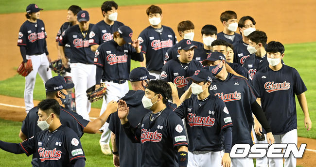 롯데는 13일 서울 잠실구장에서 열린 ‘2021 신한은행 SOL KBO리그’ 정규시즌 LG 트윈스와의 경기에서 2-0으로 승리를 거뒀다. 이로써 롯데는 시즌 35승45패1무를 마크했다. 단독 선두로 올라섰던 LG의 4연승 행진을 저지했다. 시즌 45승33패가 됐다.경기 종료 후 롯데 선수들이 승리의 기쁨을 나누고 있다. 2021.08.13 /sunday@osen.co.kr