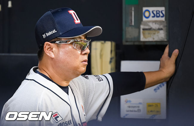 6일 오후 서울 잠실구장에서 KBO리그 두산 베어스와 삼성 라이온즈의 경기가 진행됐다.9회초 두산 김태형 감독이 경기를 지켜보고 있다 / soul1014@osen.co.kr