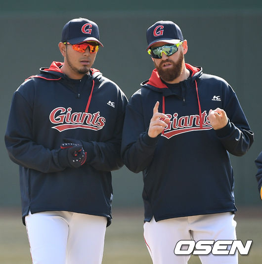 롯데 새 외국인투수 프랑코(왼쪽)과 스트레일리가 웜업을 마치고 대화를 나누고 있다. / dreamer@osen.co.kr