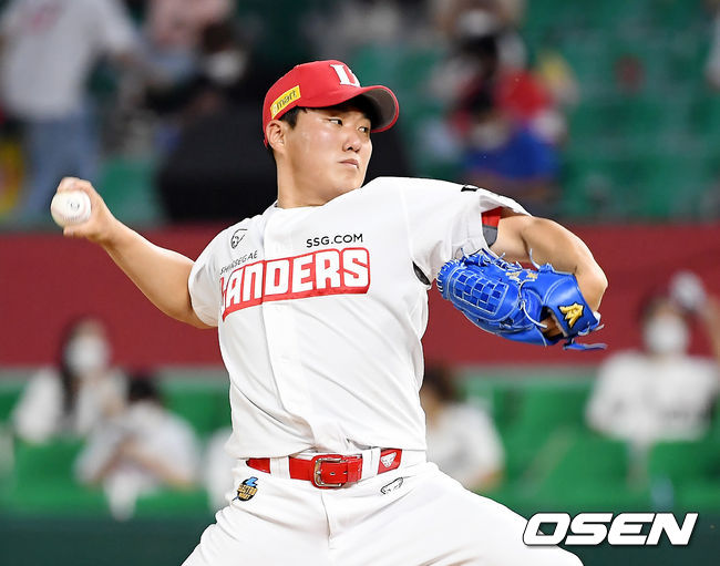 1일 오후 인천SSG 랜더스필드에서 ‘2021 신한은행 SOL KBO리그’ SSG 랜더스와 삼성 라이온즈의 경기가 열렸다.5회초 SSG 최민준이 역투하고 있다. 2021.07.01/youngrae@osen.co.kr