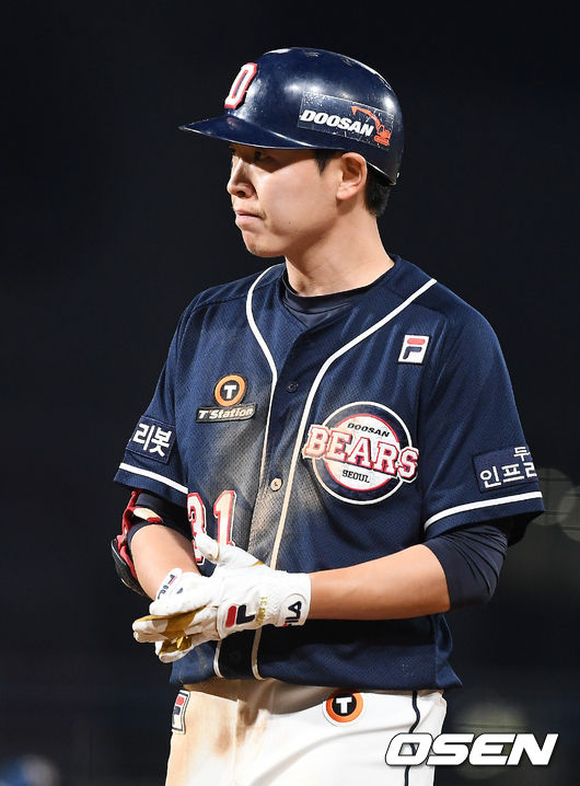 7회초 1사 주자 1,2루 두산 정수빈이 2루수 앞 땅볼타구를 날린 후 NC 2루수 박민우의 포구 실책을 틈타 1루에 세이프 된 후 박수를 치고 있다. 2021.06.02 /rumi@osen.co.kr