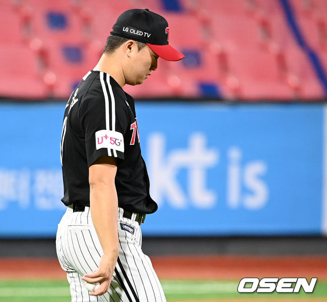 9회말 2사 주자 1,2루 KT 호잉에게 중견수 왼쪽 동점 2타점 적시 2루타를 허용한 LG 고우석이 아쉬워하고 있다. 21.08.17/rumi@osen.co.kr