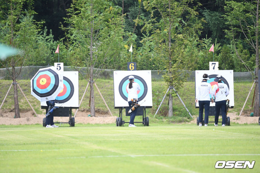 28일 충북 진천 국가대표선수촌에서 2020 도쿄올림픽대회 미디어데이가 열렸다. 양궁대표팀 안산, 장민희, 강채영이 과녁에 박힌 화살을 뽑고 있다. 2021.06.28 /sunday@osen.co.kr
