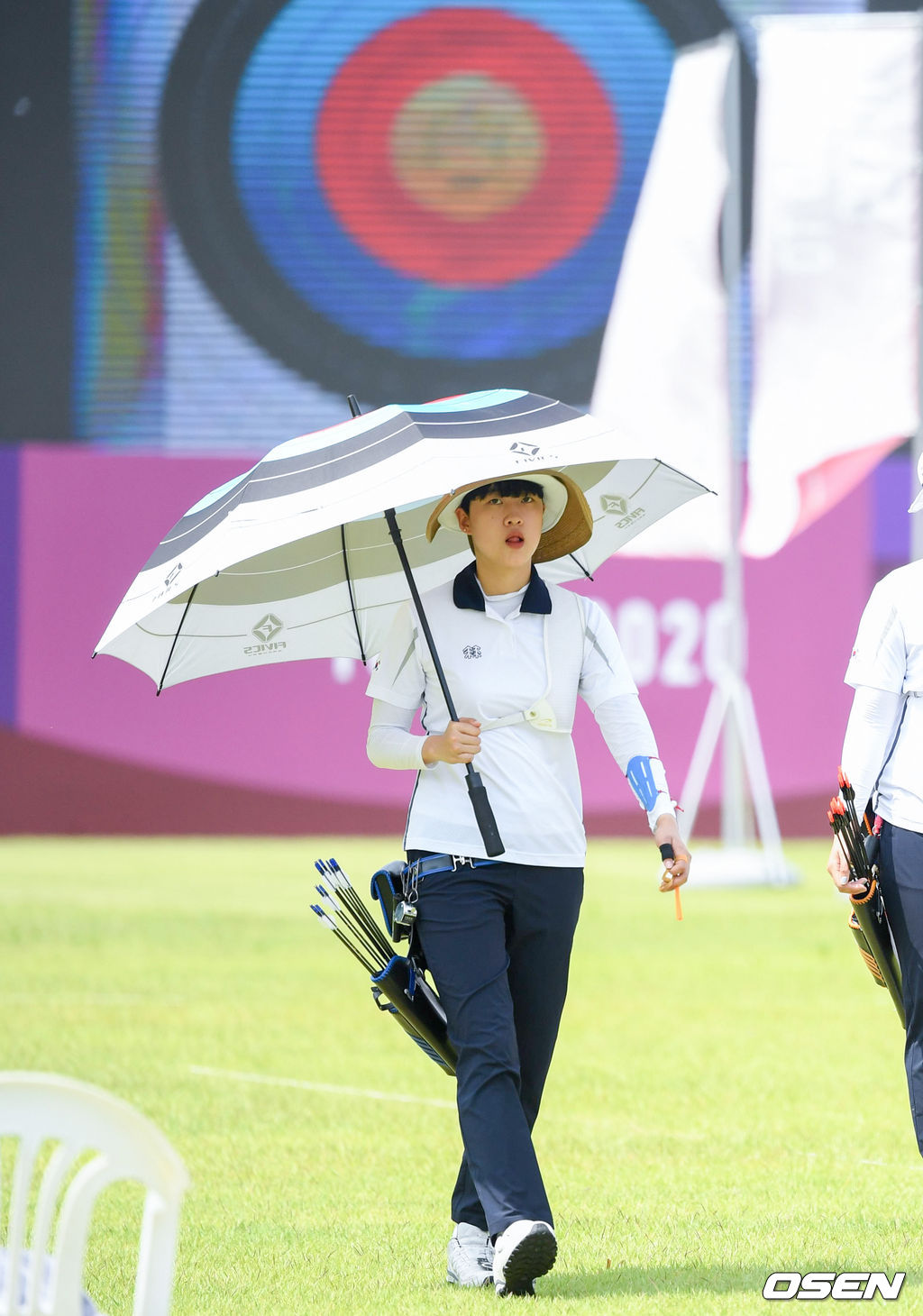 양궁 안산이 과녁 모양 우산을 쓰고 걸어가고 있다. 2021.06.28 /sunday@osen.co.kr